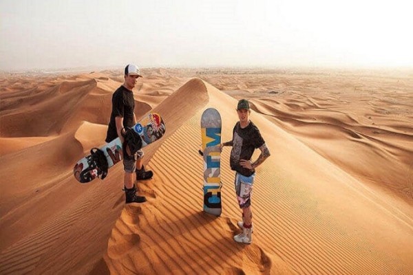 Experiencia en el desierto con visita a una granja de camellos, sandboarding y barbacoa