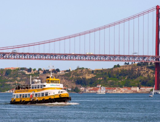 Лиссабон: экскурсия на катере с пересадкой на катер Yellow Boat